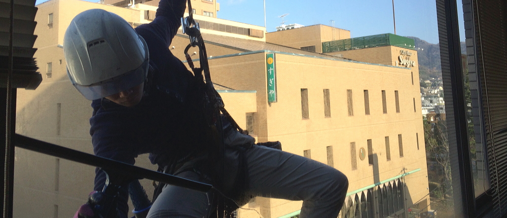 写真：ガラス清掃作業1