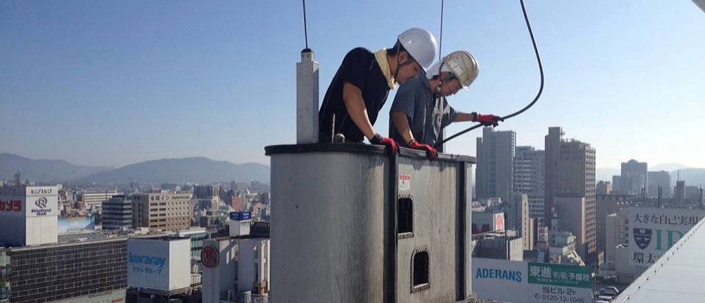 写真：ゴンドラによる高層ビル作業