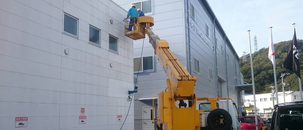 写真：クレーン車による高所作業