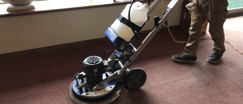 写真：カーペット清掃作業